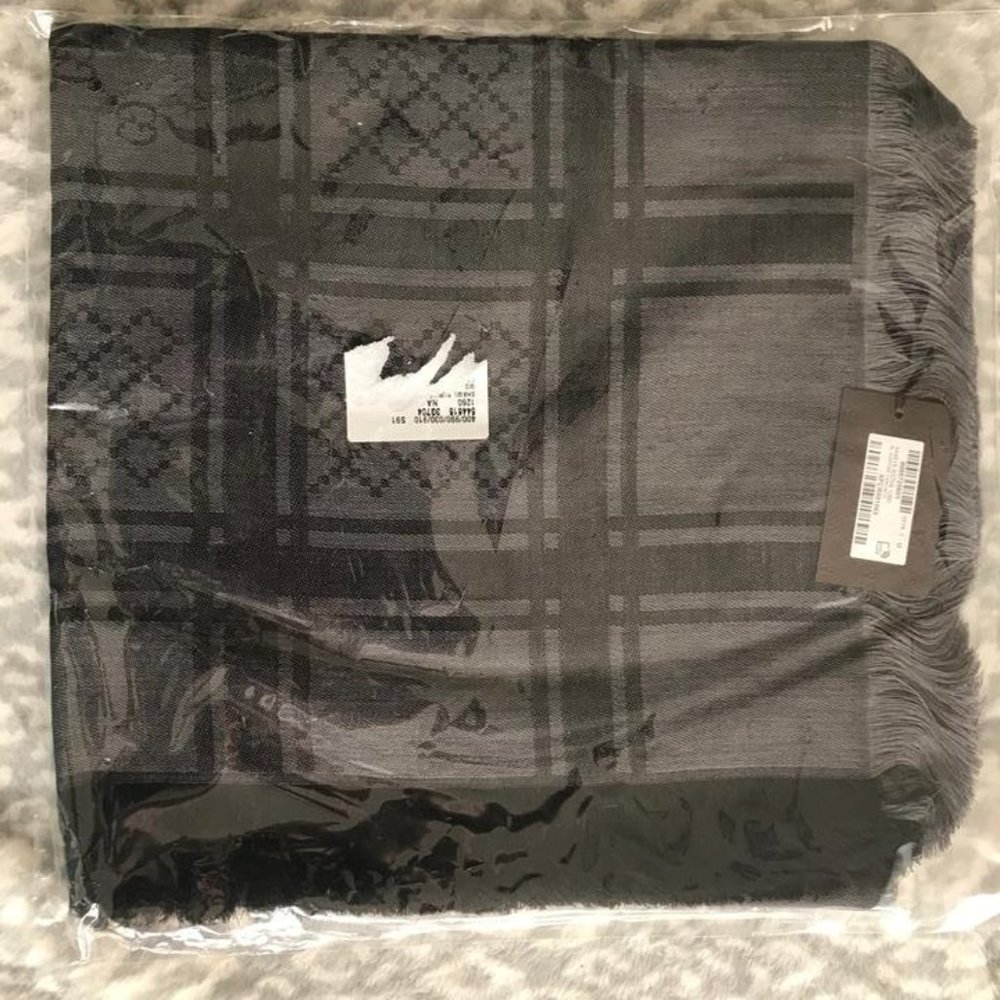HP ❤️ Gucci Black Scialle Surviee 140x140 Gg Logo Scarf - Picture 2 of 9